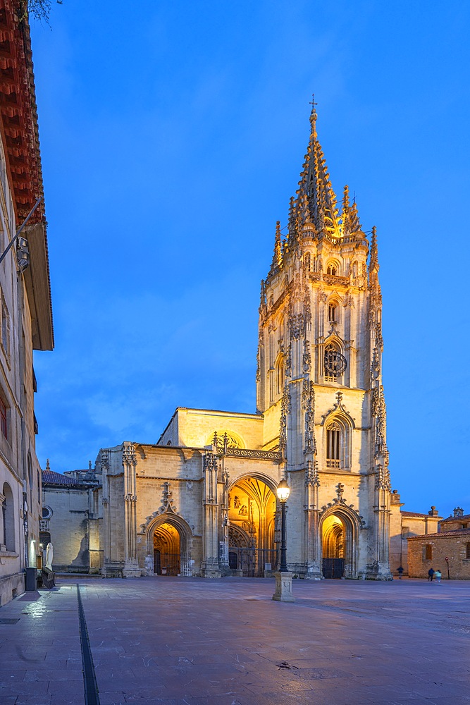 Alfonso II el Chaste Square, Cathedral of the Holy Savior,, Oviedo, Asturias, Spain