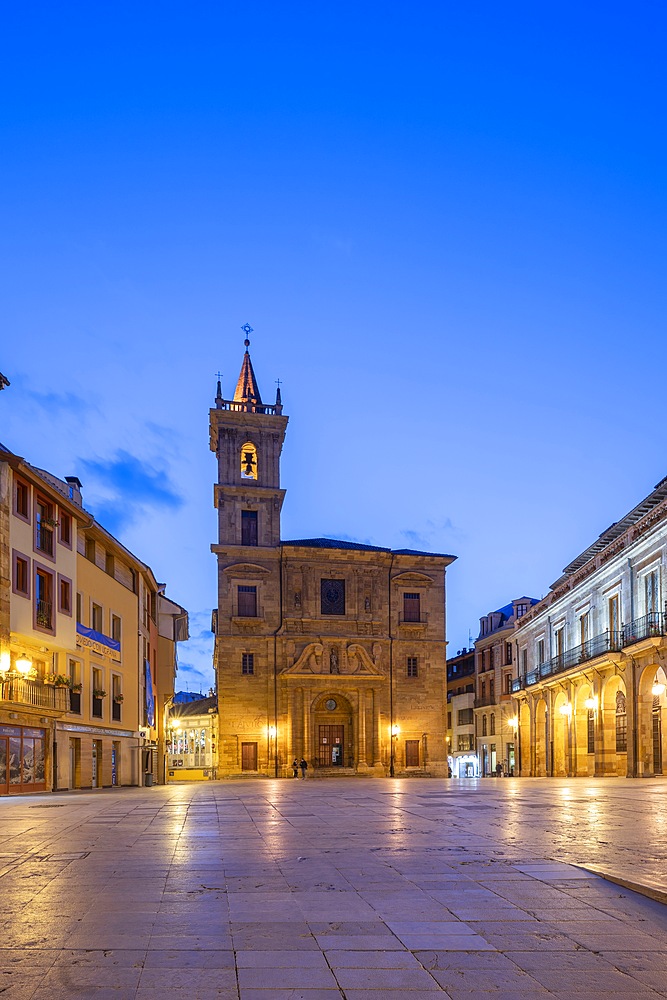 Plaza de la Constitución, Iglesia de San Isidoro el Real, Church of San Isidoro el Real, Oviedo, Asturias, Spain