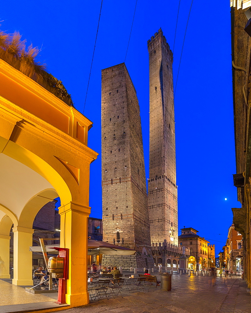 Piazza Ravegnana, Bologna, Emilia-Romagna, Italy, Europe