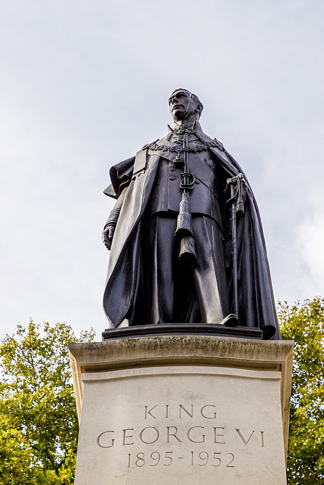 The King George VI memorial statue in The Mall, London, England, United Kingdom, Europe