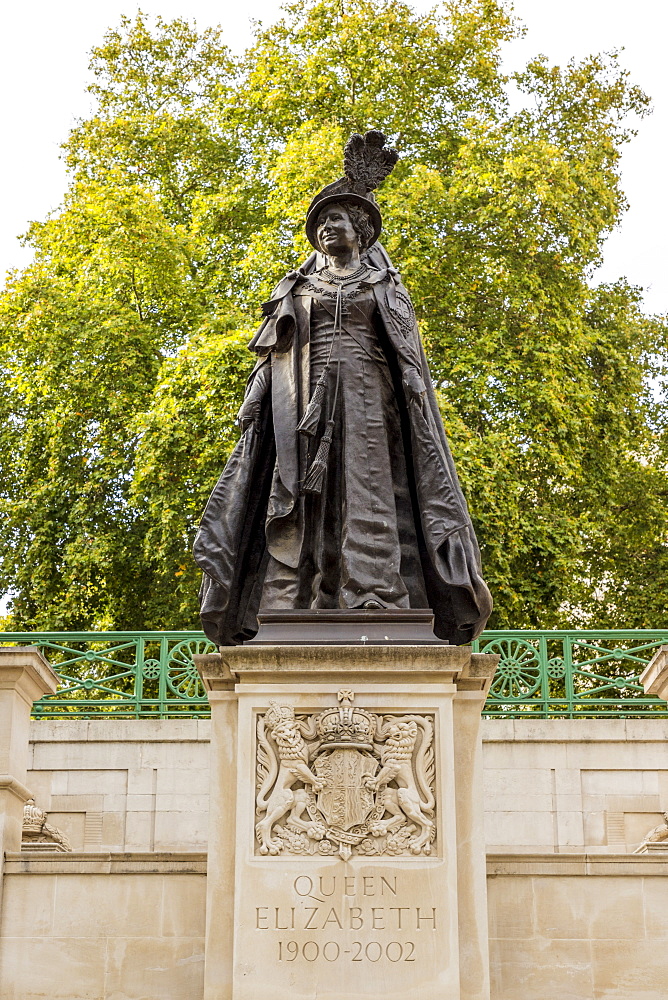 The Queen Mother (Queen Elizabeth) memorial statue in The Mall, London, England, United Kingdom, Europe