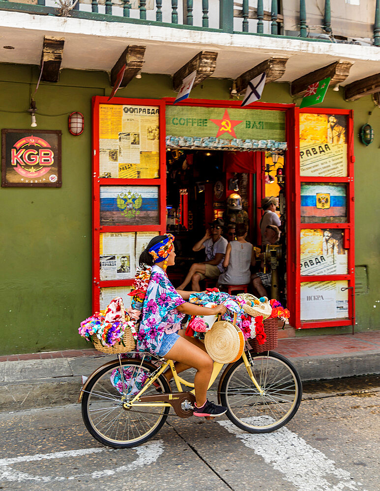 A colourful street scene in the old town, Cartagena de Indias, Colombia, South America