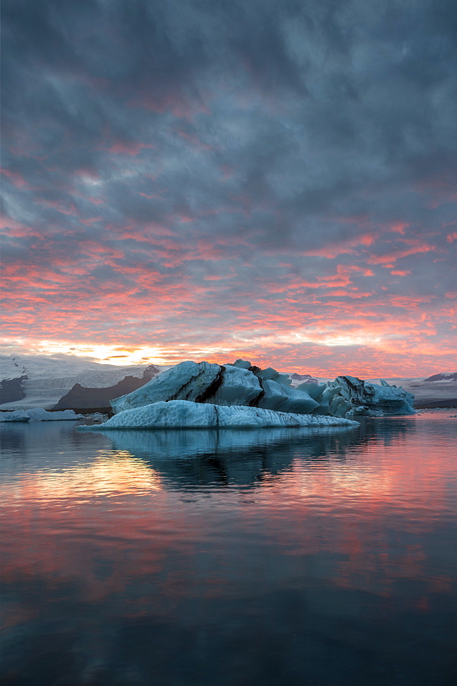 An incredible sunset in winter above Jokulsarlon Glacial Lagoon, Jokulsarlon, South Iceland, Iceland, Polar Regions