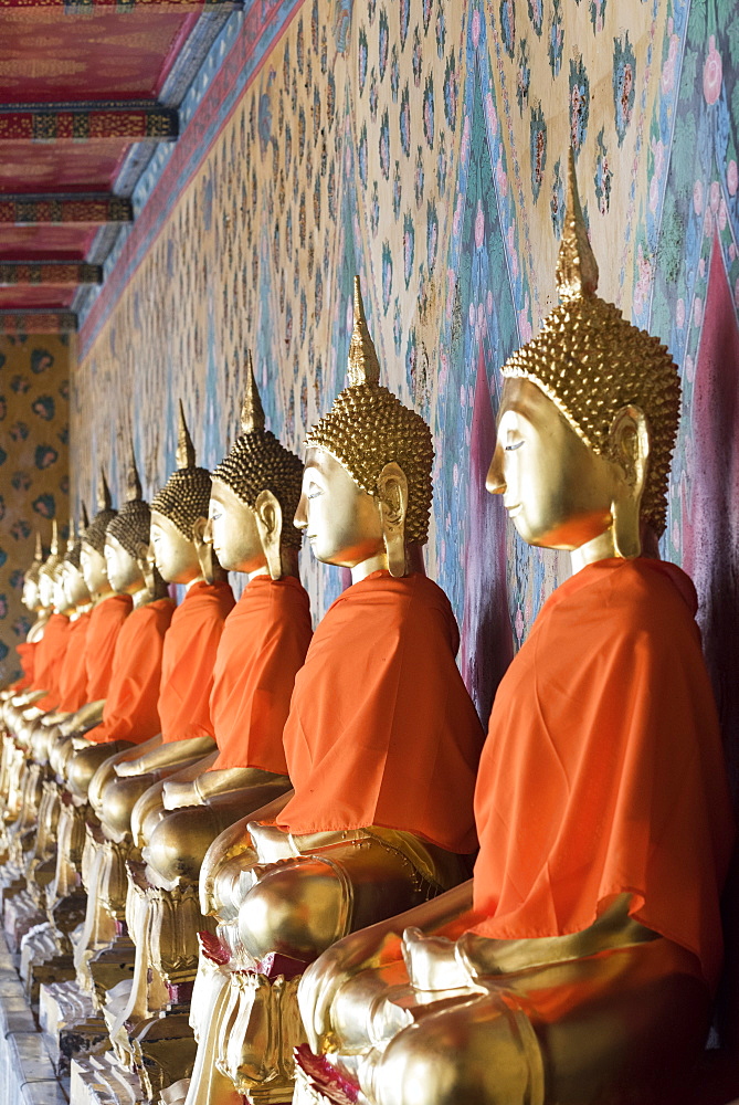 Seated Buddha statues in a row at Wat Pho (Wat Phra Chetuphon) (Temple of the Reclining Buddha), Bangkok, Thailand, Southeast Asia, Asia