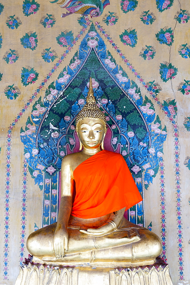 Gold Buddha statue in Wat Arun (The Temple of Dawn), Bangkok, Thailand, Southeast Asia, Asia