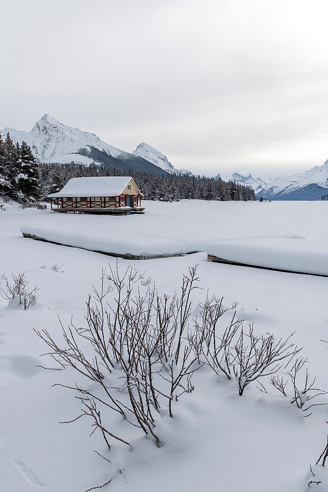 Winter at Maligne Lake, Canadian Rocky Mountains, Jasper National Park, UNESCO World Heritage Site, Alberta, Canada, North America