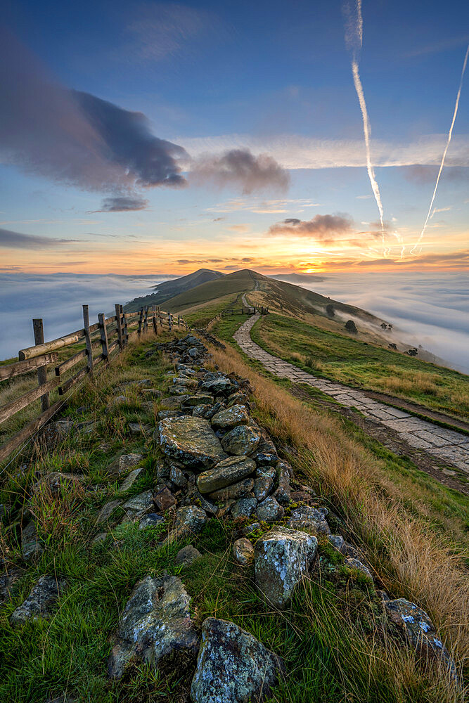 Losehill and Great Ridge with rolling mist in Edale Valley, Derbyshire, England, United Kingdom, Europe