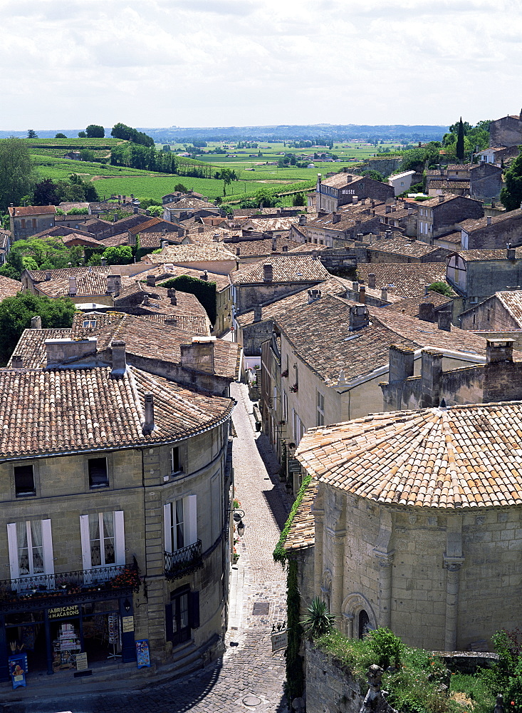 View of the town, St. Emilion, Gironde, Aquitaine, France, Europe