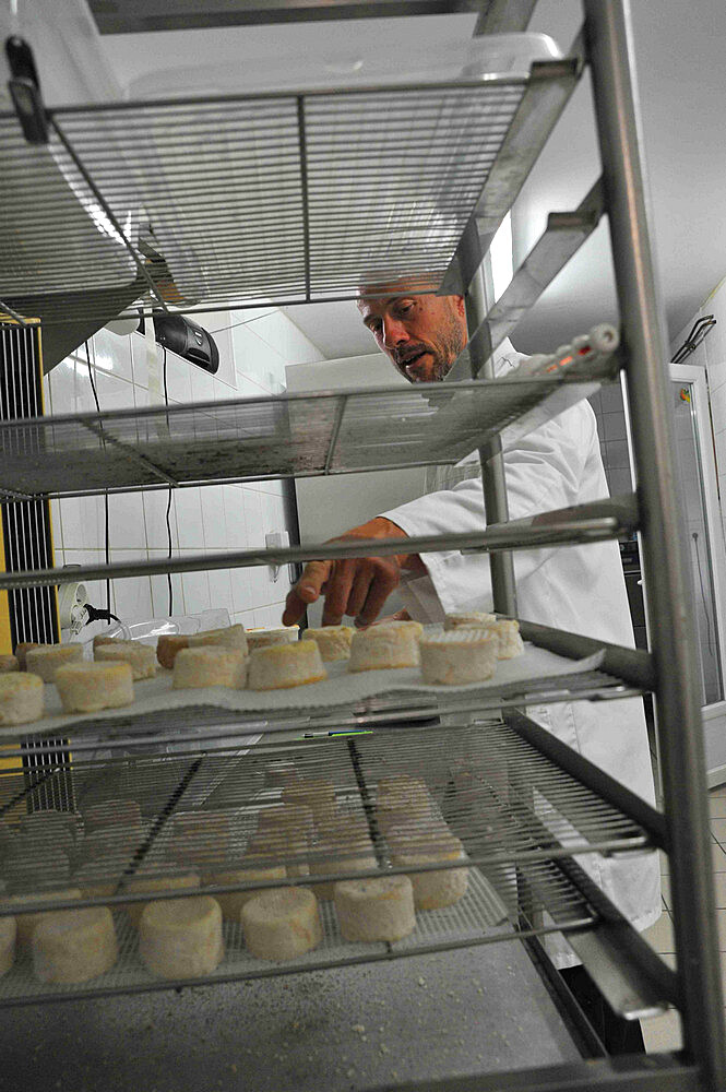 Former high-level sportsman Xavier Philippe has converted to goat farming and the manufacture and sale of fresh cheese, tomme cheese, cottage cheese, cheese, yogurt, organic milk