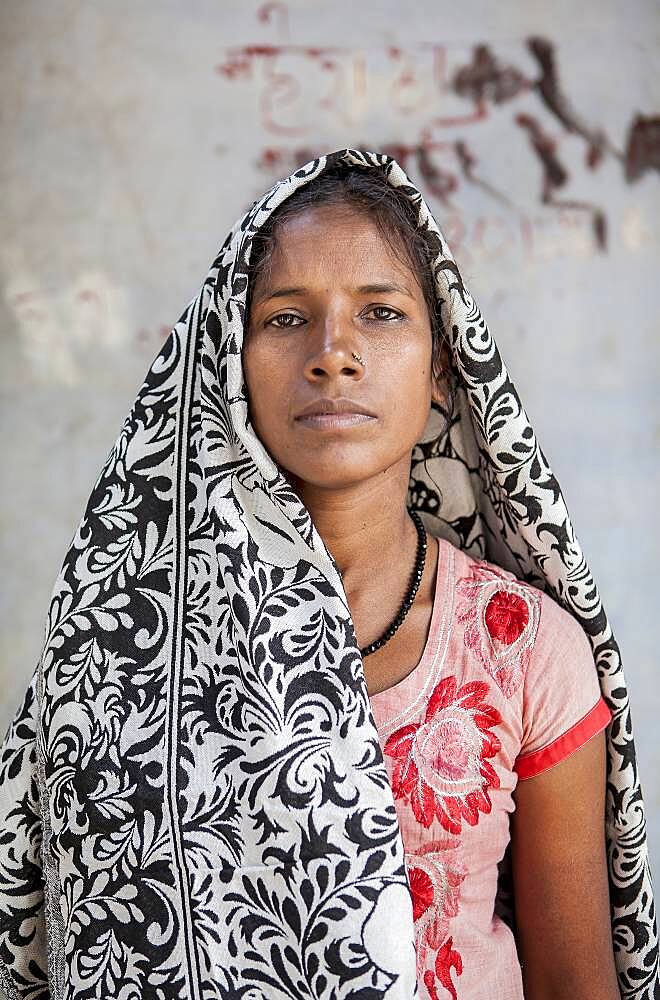 Jankee, a young Widow, she is rebellious and does not obey the rules of tradition, and she wears colorful clothes, has long hair and paints her nails, she collaborates with sos mujer, Vrindavan, Mathura district, India