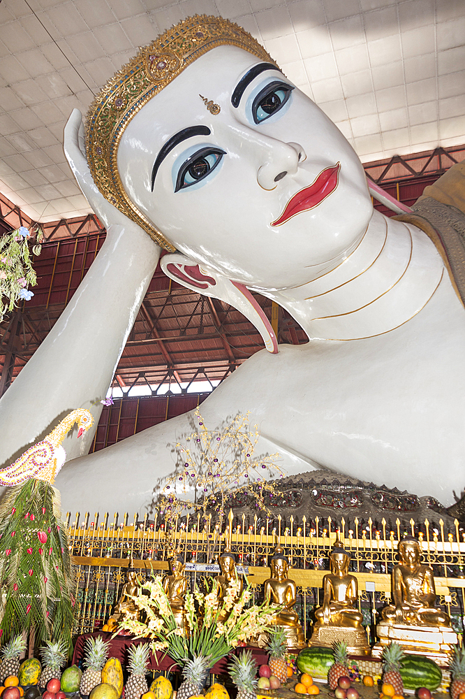 Reclining Buddha, Chaukhtatgyi Pagoda, Yangon, (Rangoon), Myanmar, (Burma)