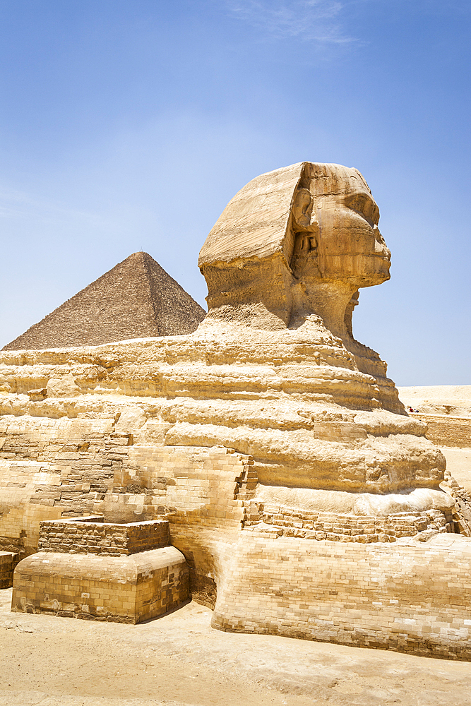 Great Sphinx and Great Pyramid of Giza, also known as Pyramid of Khufu and Pyramid of Cheops, Giza, Cairo, Egypt