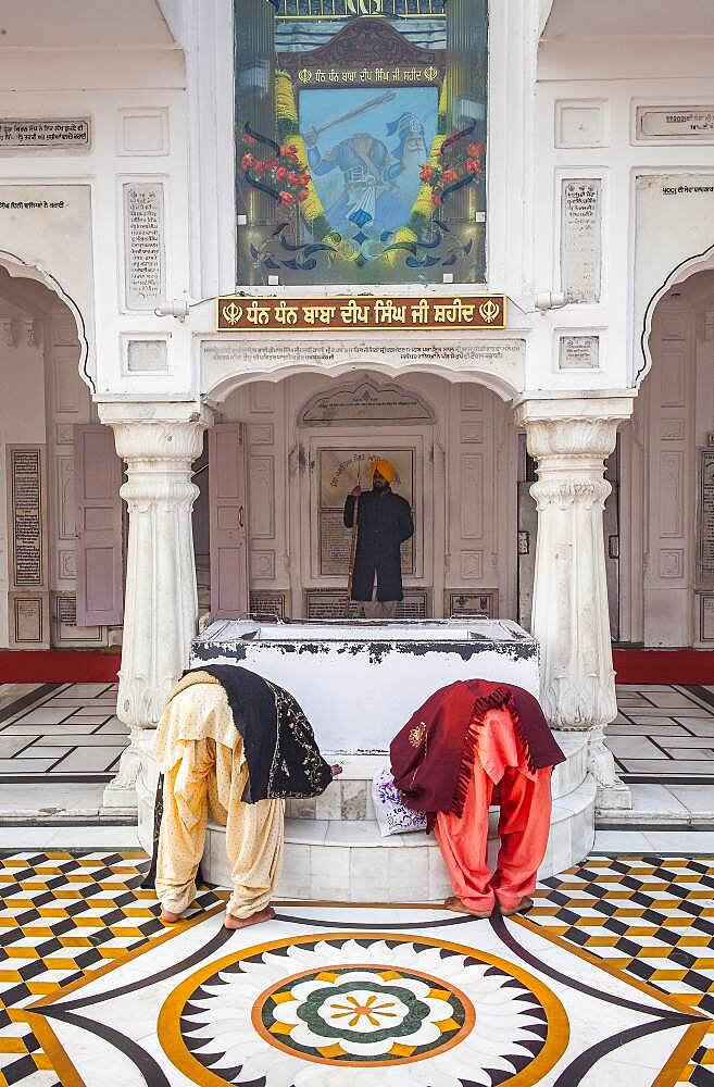 Pilgrims praying, golden temple, Amritsar, Punjab, India