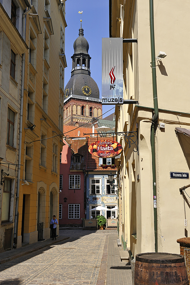 The 1221 restaurant in Jauniela Street with the Dome Cathedral (Riga Cathedral) bell tower in the background, Riga, Latvia, Baltic region, Europe