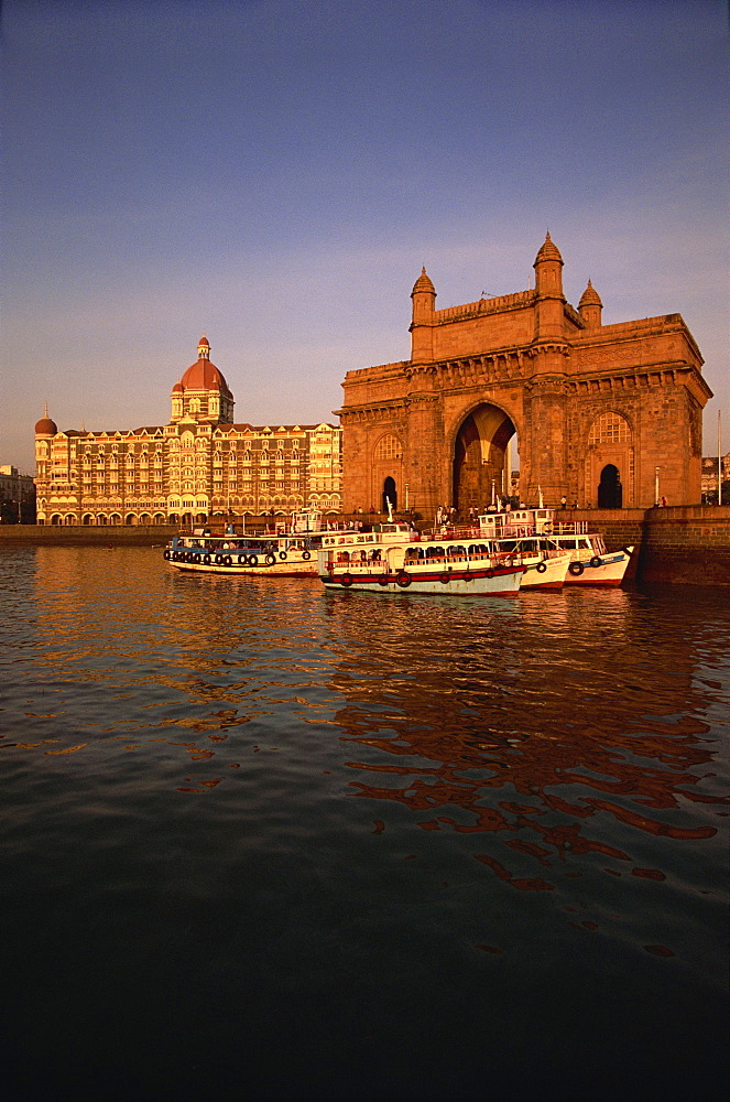 Gateway to India and Taj Hotel, Mumbai, India, Asia