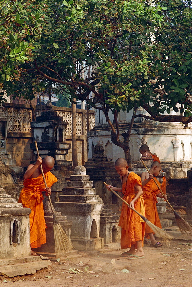 Novice monks, Doi Kong Mu temple, Mae Hong Son, North Thailand, Southeast Asia, Asia