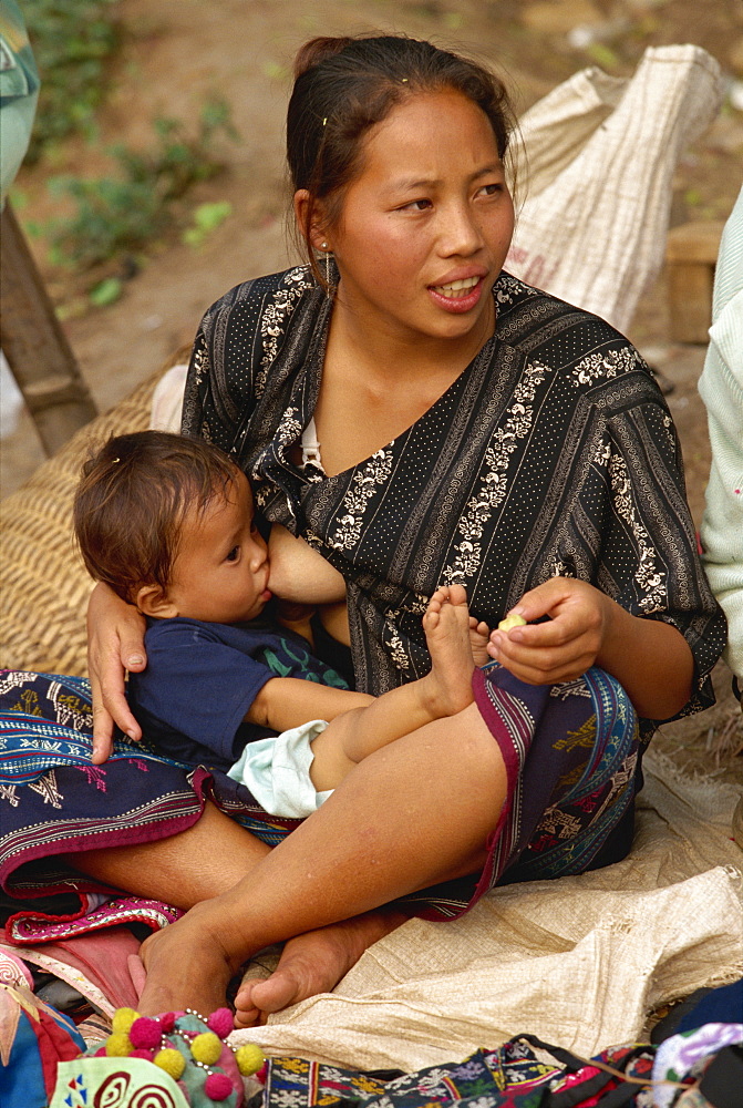 Hmong mother and child, Luang Prabang Province, Laos, Indochina, Southeast Asia, Asia