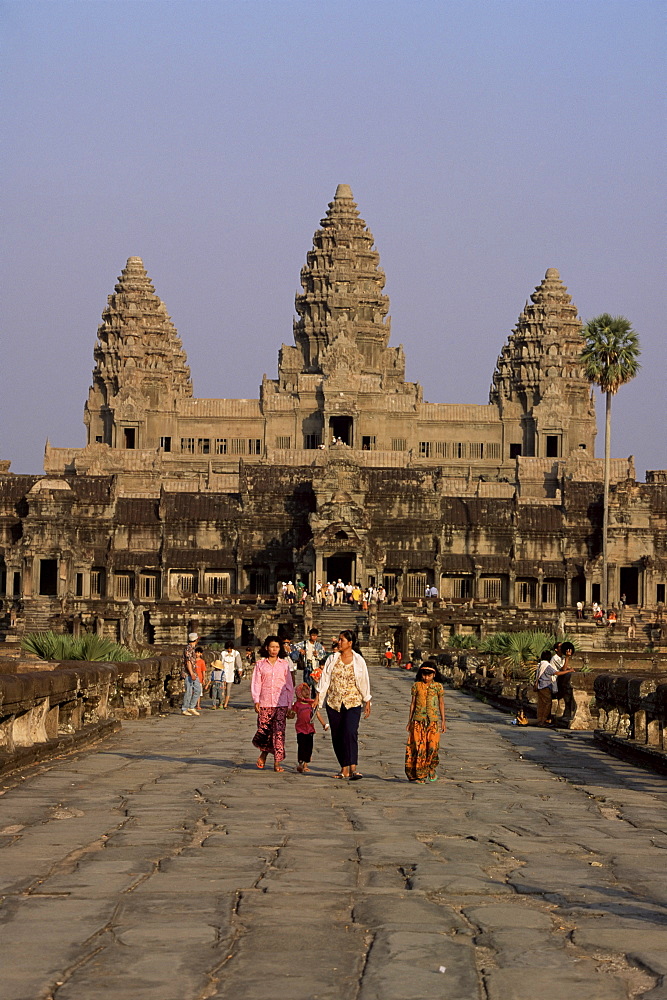 Stone causeway gates, Angkor Wat, UNESCO World Heritage Site, Angkor, Siem Reap, Cambodia, Indochina, Southeast Asia, Asia