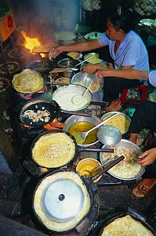 Cook in restaurant, Ho Chi Minh City (formerly Saigon), Vietnam, Indochina, Southeast Asia, Asia