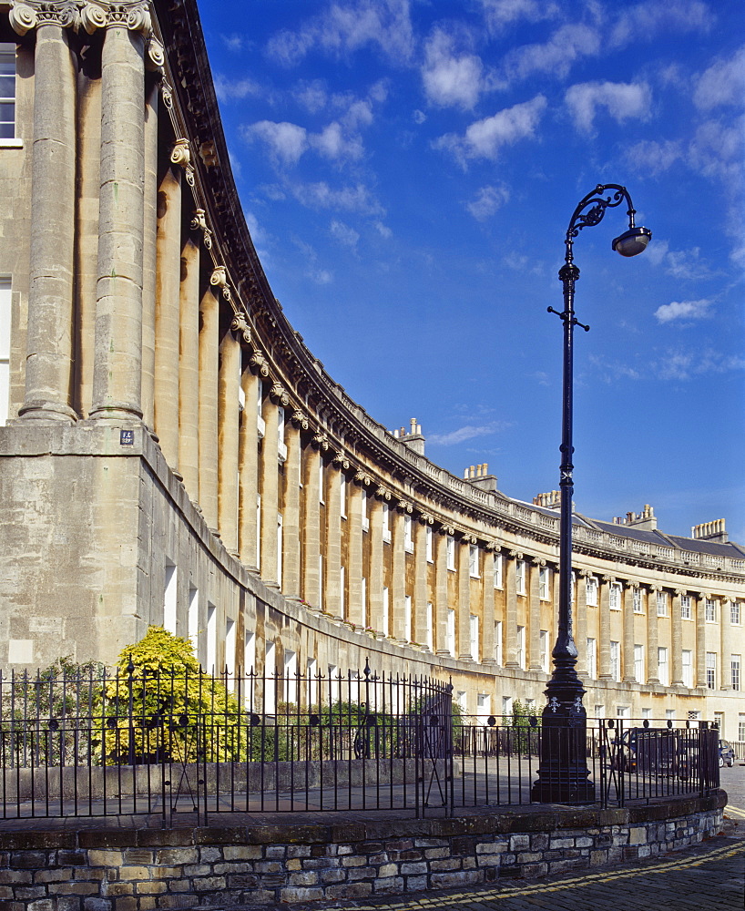 The Royal Crescent designed by John Wood the Younger and built 1767-74 comprising 30 houses in a 200m arc overlooking the town, Bath, Avon, England, United Kingdom, Europe