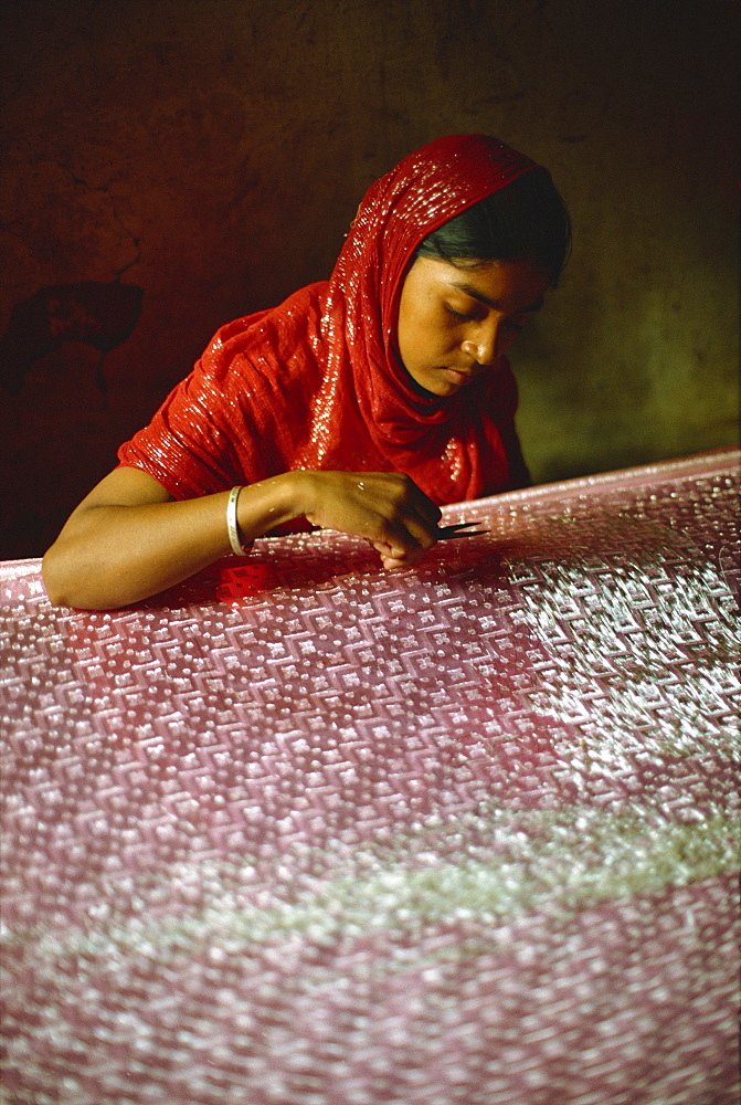 Clipping and finishing off a Benares silk sari, Varanasi, Uttar Pradesh state, India, Asia