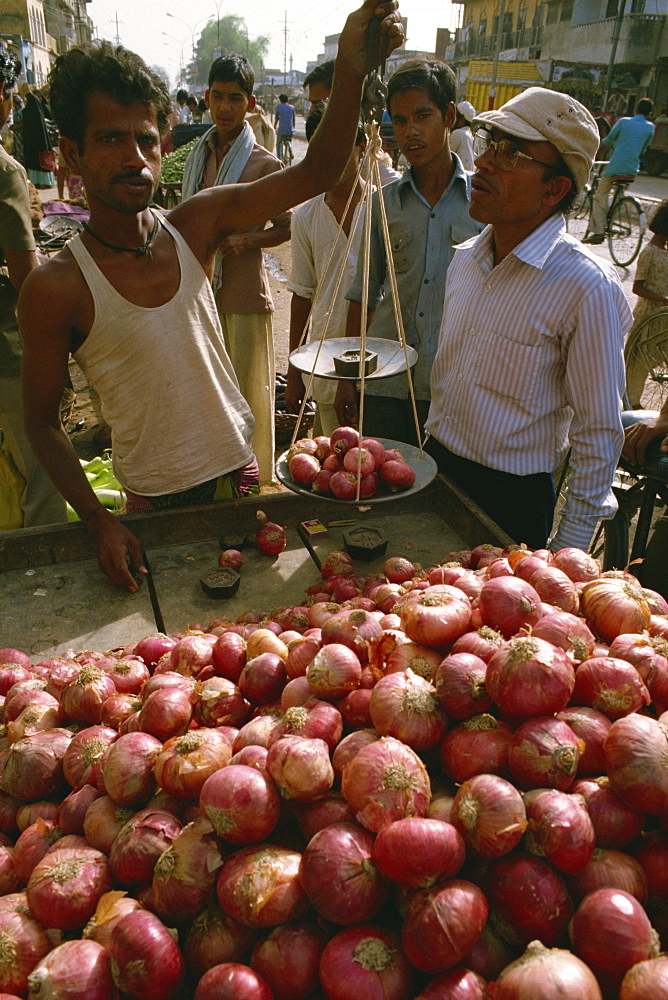 Onions for sale, India, Asia