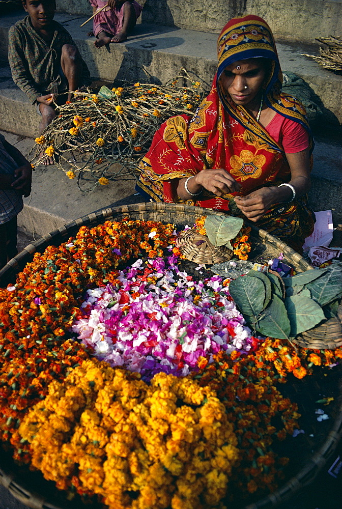 Flower seller, Varanasi (Benares), Uttar Pradesh state, India, Asia