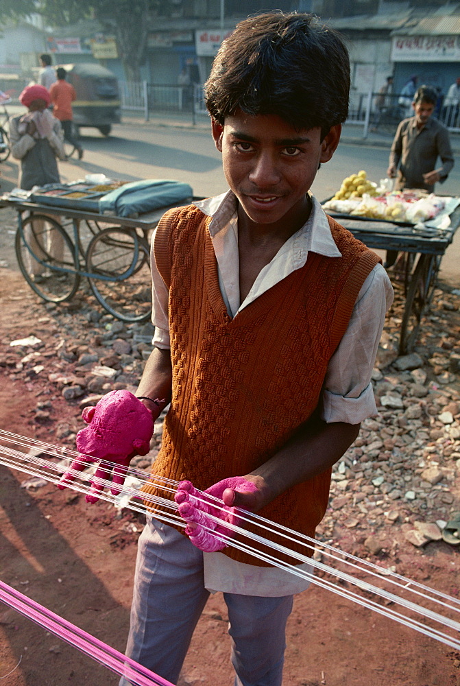 Kite string production, string is coated in ground glass for fighting kite festival in January, Ahmedabad, Gujarat state, India, Asia