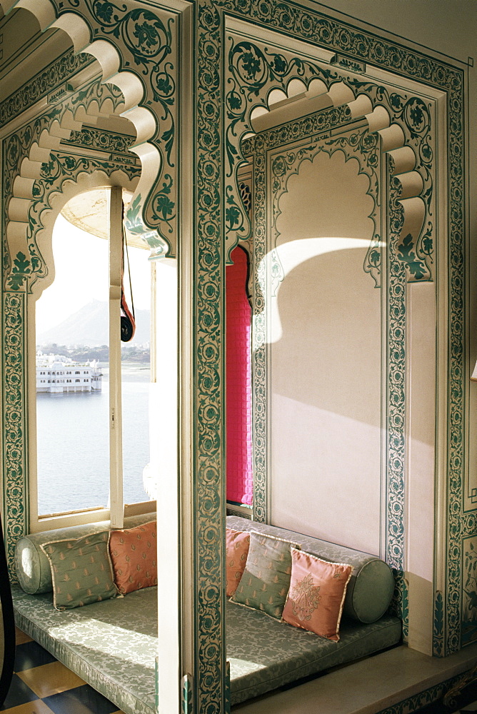 The Shiv Niwas Palace Hotel, overlooking the lake, Udaipur, Rajasthan, India, Asia