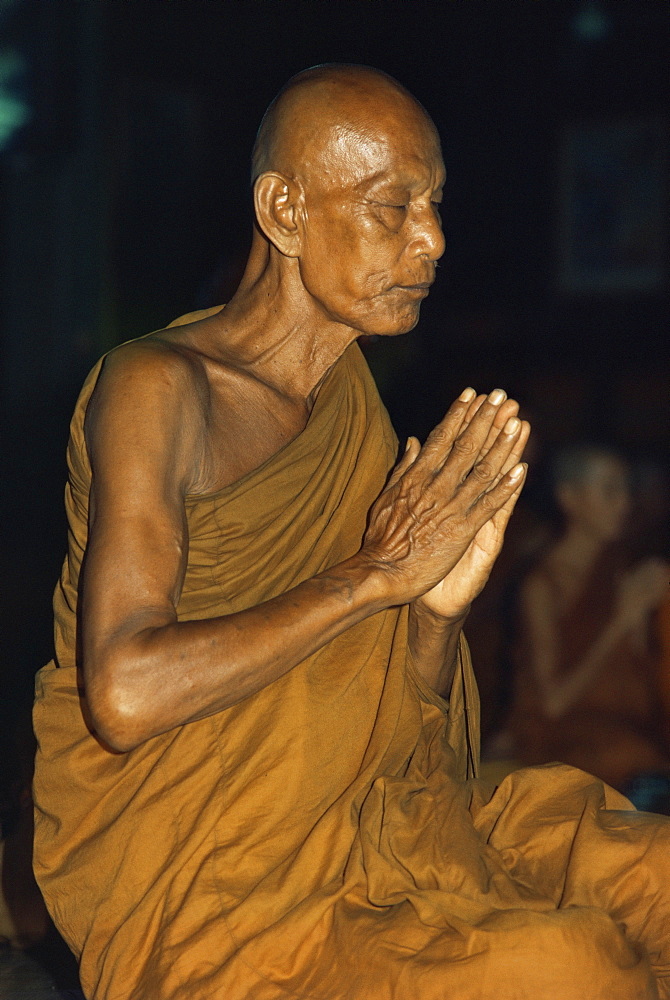 Buddhist monk meditating, Wat Suntorn, Bangkok, Thailand, Southeast Asia, Asia