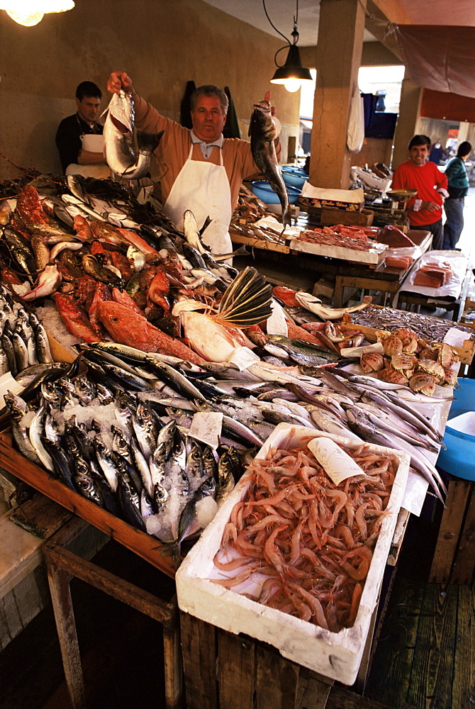 Fishermen in the Marsala fish market, Marsala, Sicily, Italy, Europe