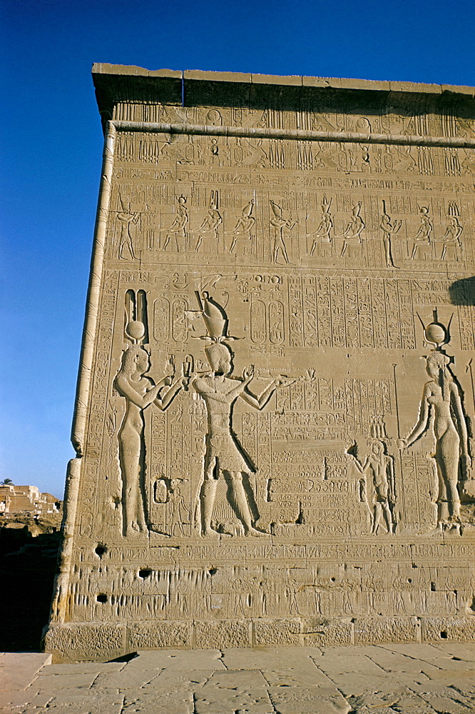 South facade, reliefs of Ptolemy XVI, son of Julius Caesar, with his mother Cleopatra in presence of deities, Late Ptolemaic, Temple of Hathor, Dendera, Egypt, North Africa, Africa