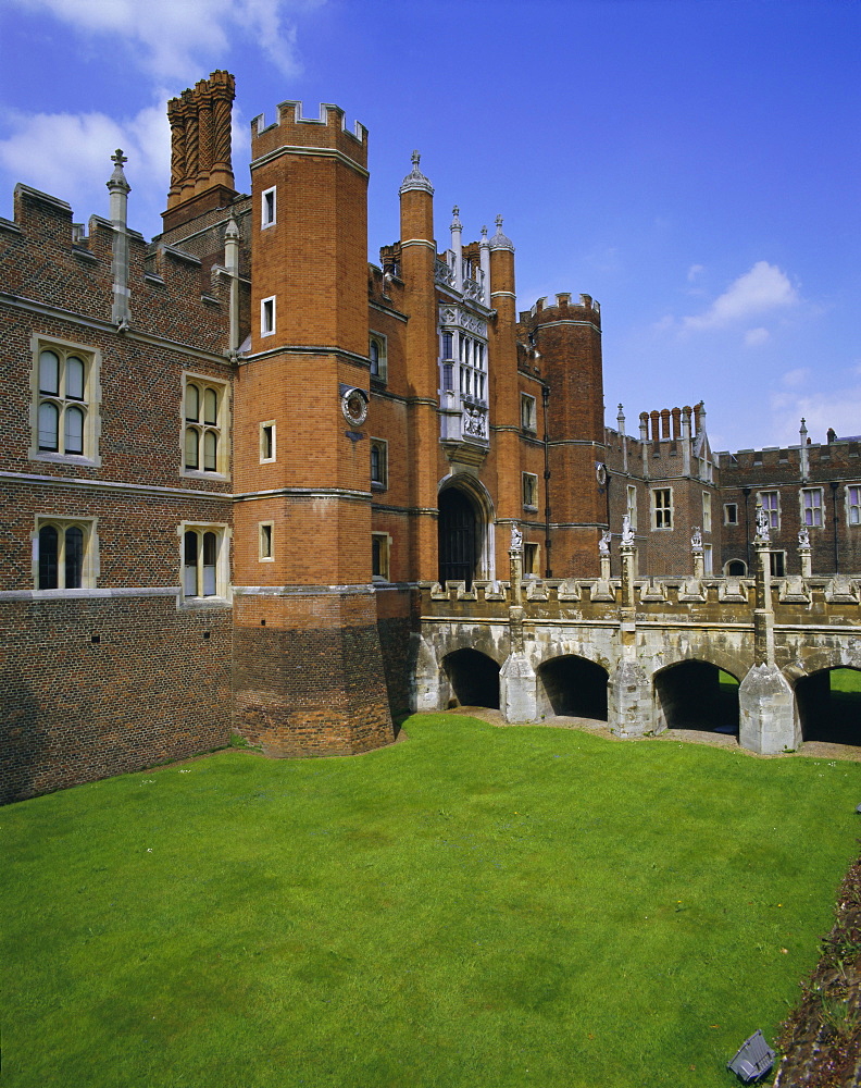 Bridge over moat to entrance gate, Hampton Court Palace, London, England, UK, Europe