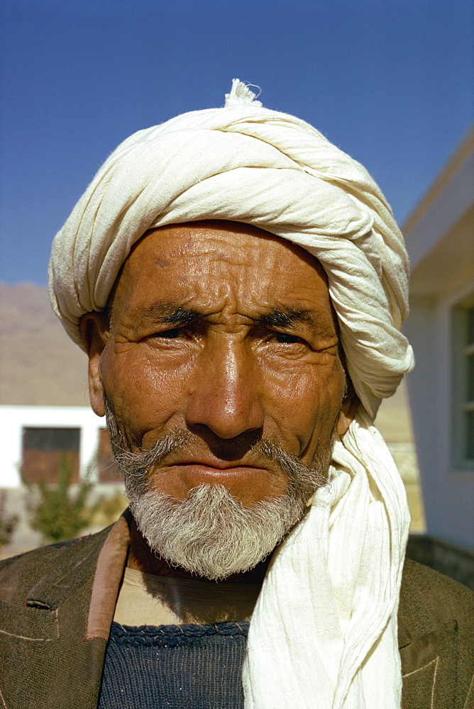 Portrait of a man in a white turban in the Tashkurghan Bazaar in Afghanistan, Asia