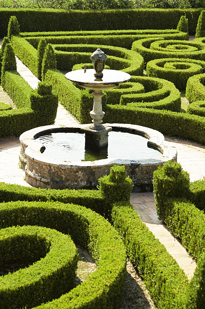 Fountain and box parterre, laid out in 16th century, Quinta da Bacalhoa, Palmela, Portugal, Europe