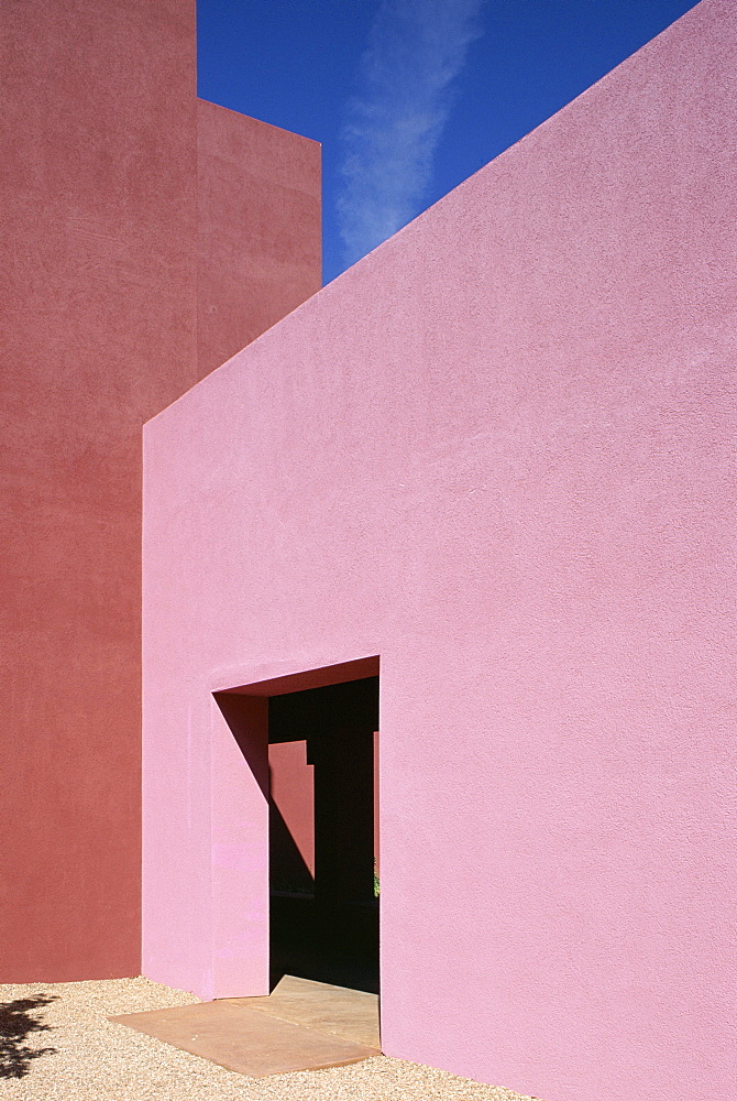 The College of Santa Fe Visual Arts Center, pink wall of the Thaw Art History Center, the work of Mexican architect Ricardo Legorreta, Santa Fe, New Mexico, United States of America (U.S.A.), North America