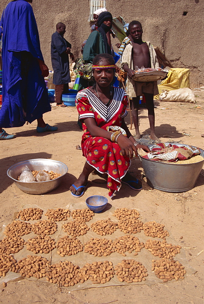 Girl selling peanuts, Sofara, Mali, West Africa, Africa