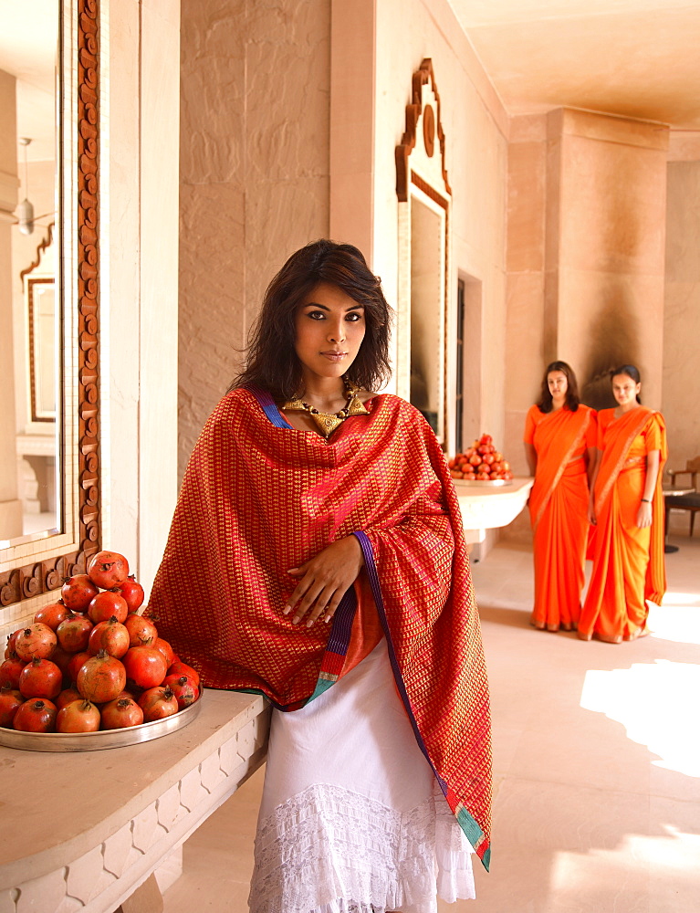 Young woman wearing sari, Jaipur, Rajasthan, India, Asia