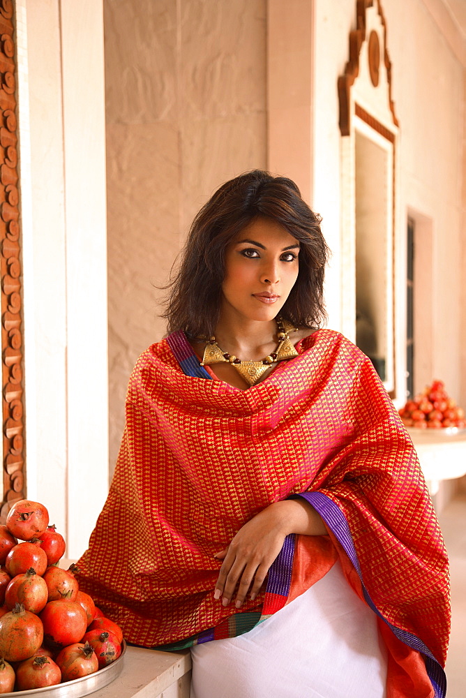 Young woman wearing sari, Jaipur, Rajasthan, India, Asia