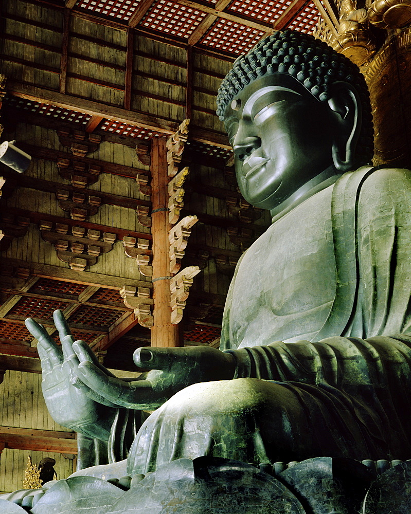 Todaiji (Great Eastern Temple), constructed in 752, housing Japan's largest Buddha statue (Daibutsu) and the world's largest wooden building, Nara, UNESCO World Heritage Site, Japan, Asia