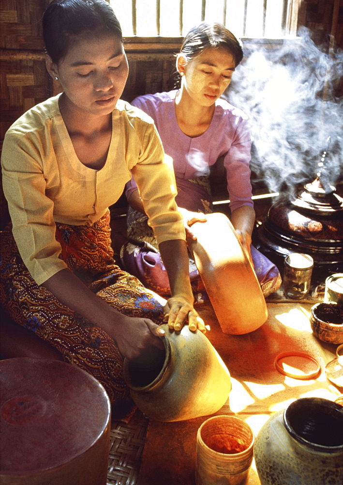 Lacquer craftsman in Bagan (Pagan), Myanmar (Burma), Asia