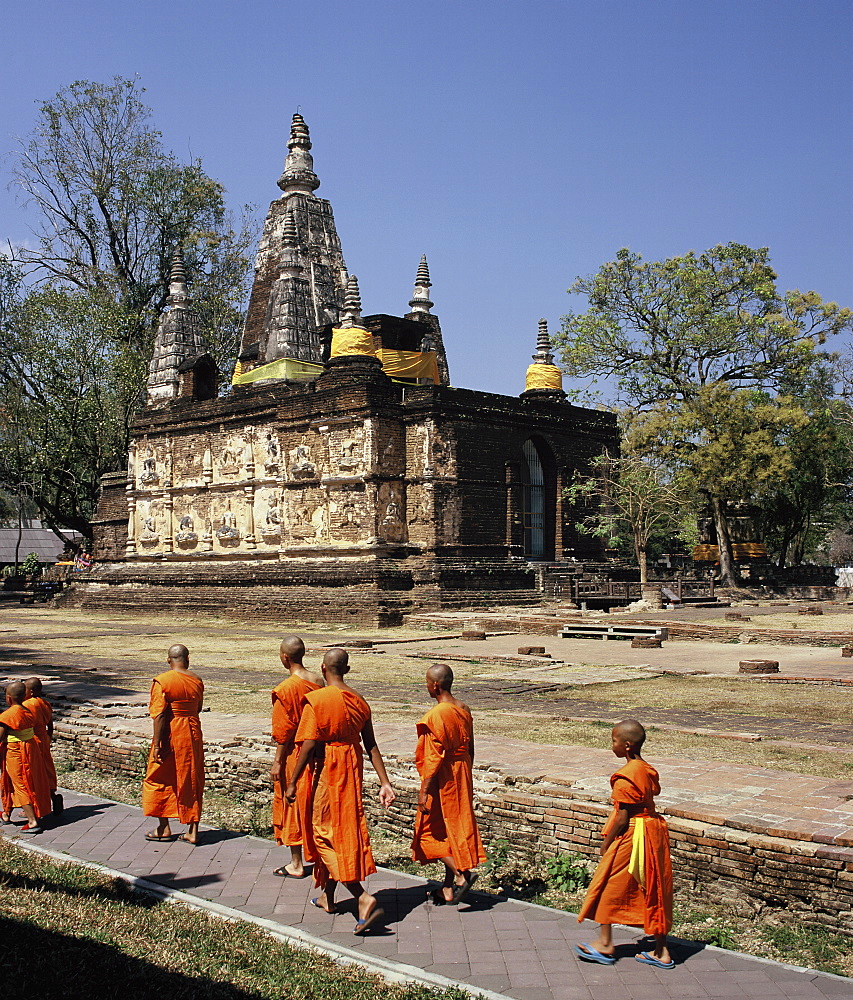 Monks in Wat Chedi Ched Yod, a 16th century Lanna monument, Chiang Mai, Thailand, Southeast Asia, Asia