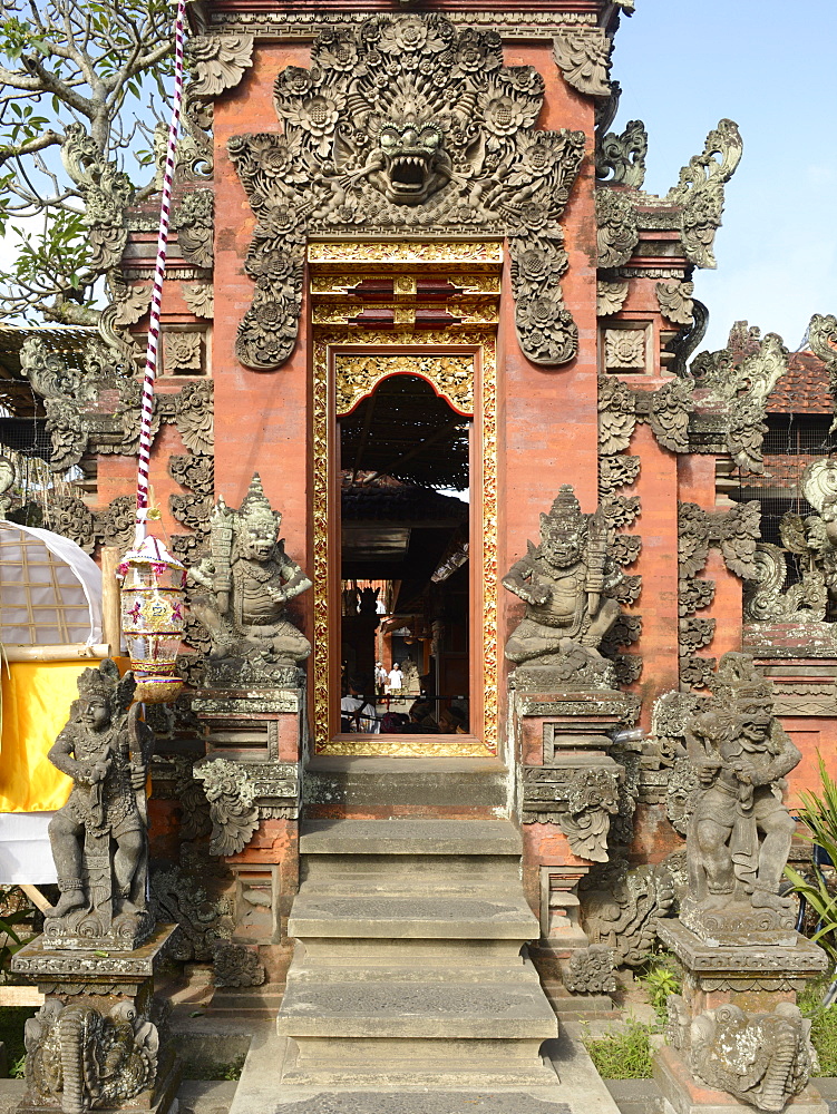 Gate of a wealthy Balinese household, Ubud, Bali, Indonesia, Southeast Asia, Asia