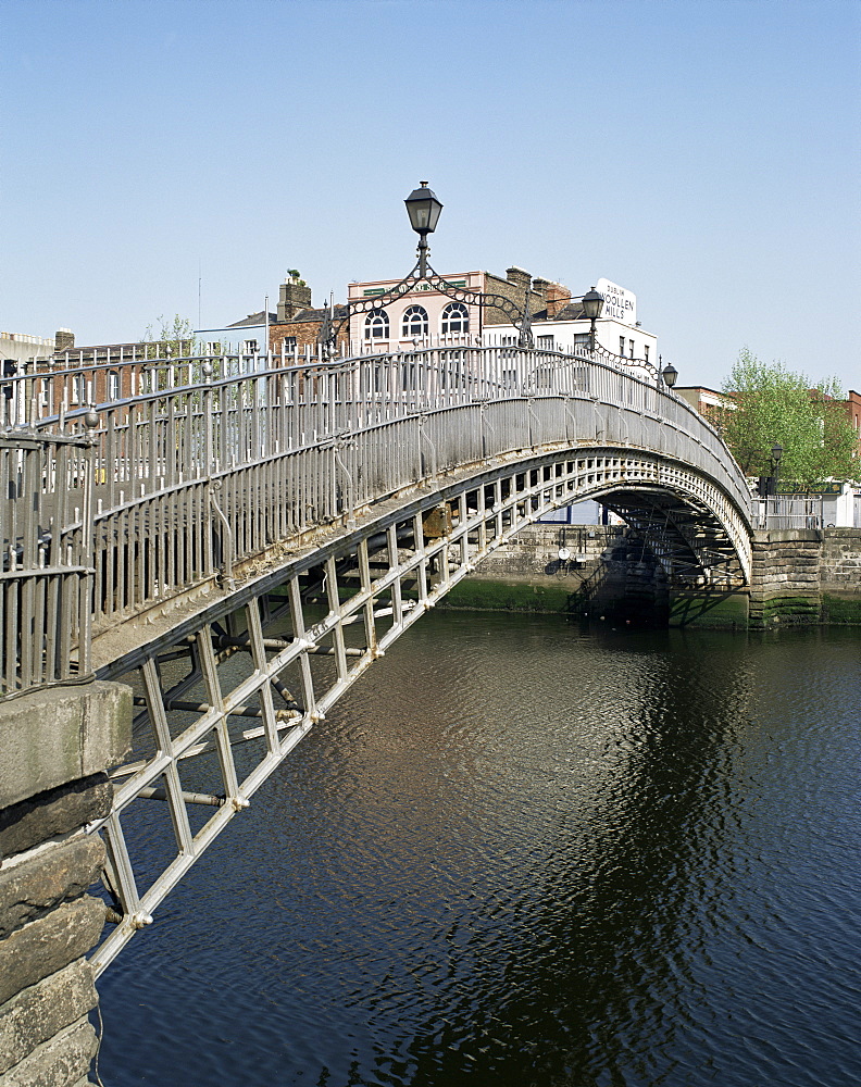 Halfpenny bridge over the River Liffey, Dublin, Eire (Republic of Ireland), Europe