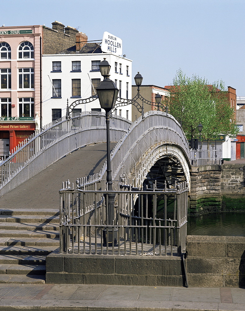 Halfpenny bridge over the River Liffey, Dublin, Eire (Republic of Ireland), Europe