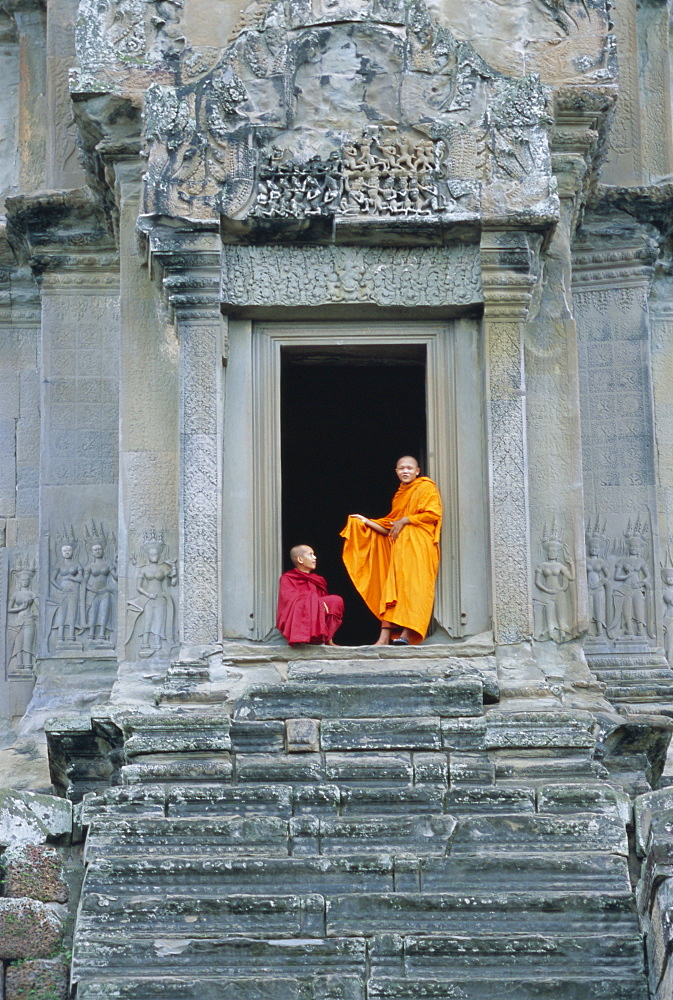 Buddhist monks at Angkor Wat, Angkor, UNESCO World Heritage Site, Siem Reap, Cambodia, Indochina, Asia