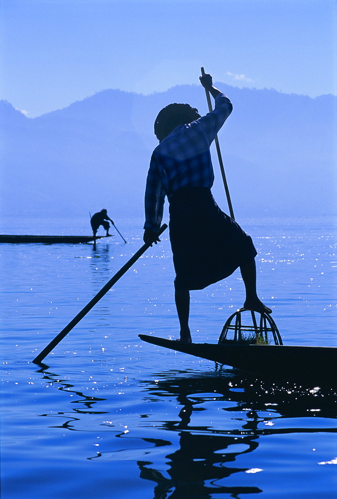 Intha fishermen, Inle Lake, Shan State, Myanmar (Burma), Asia