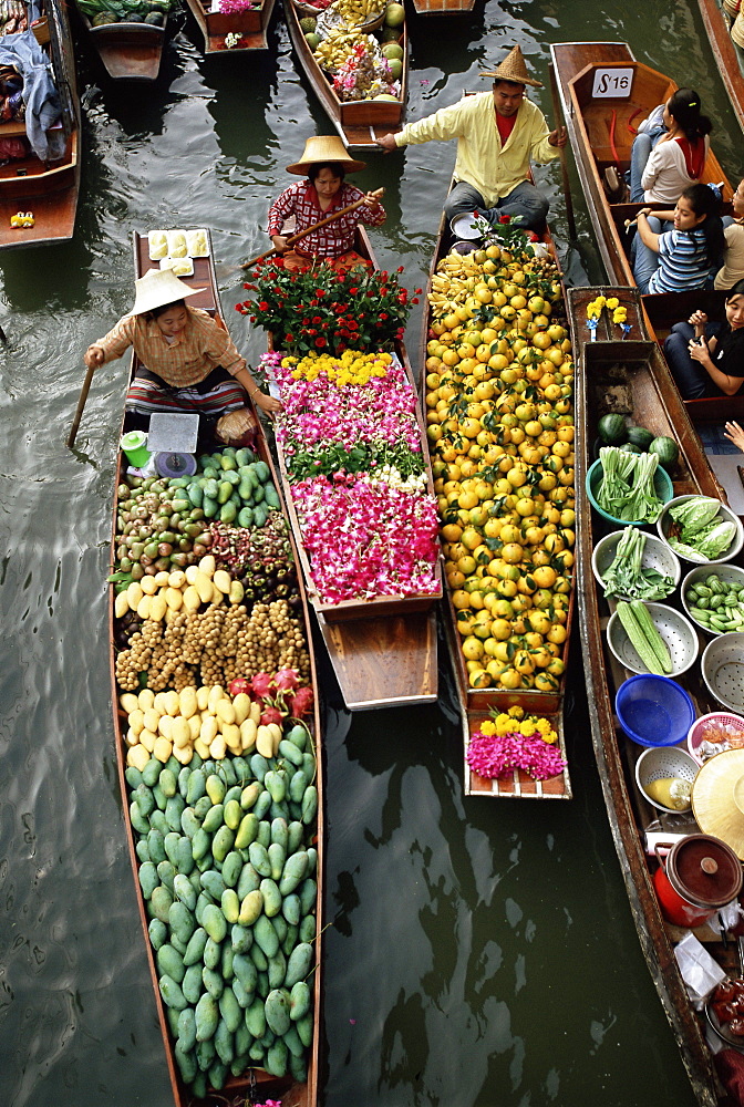 Market traders in boats selling flowers and fruit, Damnoen Saduak floating market, Bangkok, Thailand, Southeast Asia, Asia