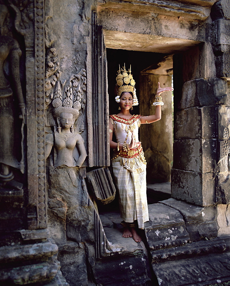 Traditional Cambodian apsara dancer, temples of Angkor Wat, UNESCO World Heritage Site, Siem Reap Province, Cambodia, Indochina, Southeast Asia, Asia