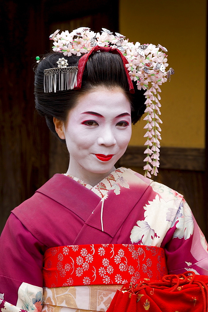 Portrait of a maiko (apprentice geisha) wearing traditional Japanese kimono, in the Gion district, Kyoto, Kansai region, island of Honshu, Japan, Asia